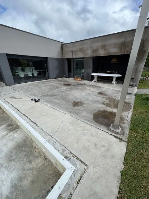Dalle extérieure nue devant la maison au début de la rénovation