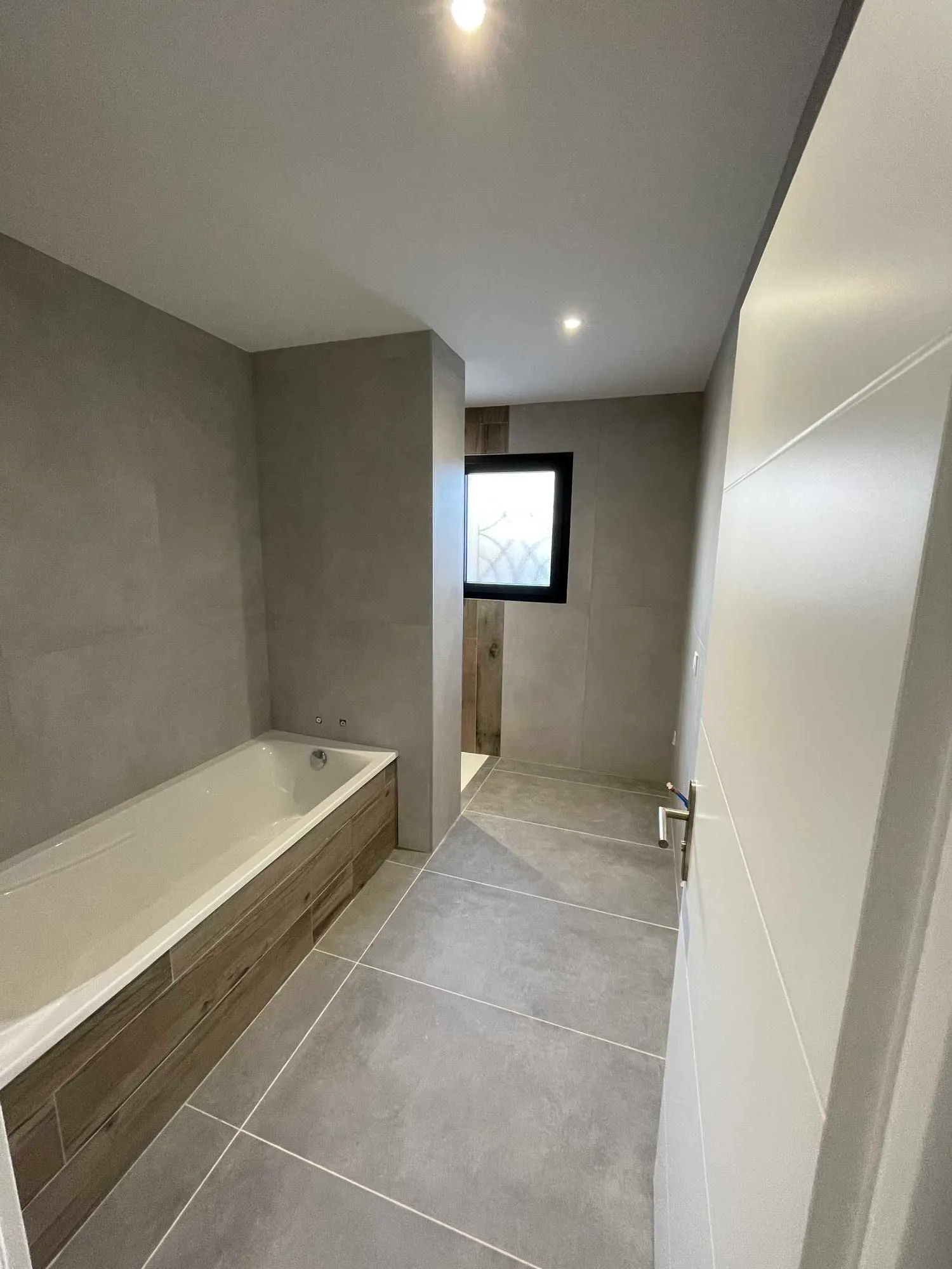Salle de bain béton et bois — réalisation #TODO