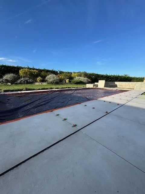 Carreaux clairs alignés autour du bassin avec croisillons de pose