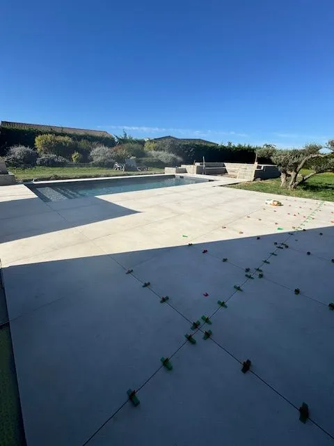 Progression du carrelage clair sur la plage de piscine