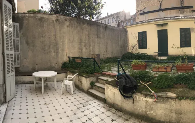 Terrasse vétuste — avant